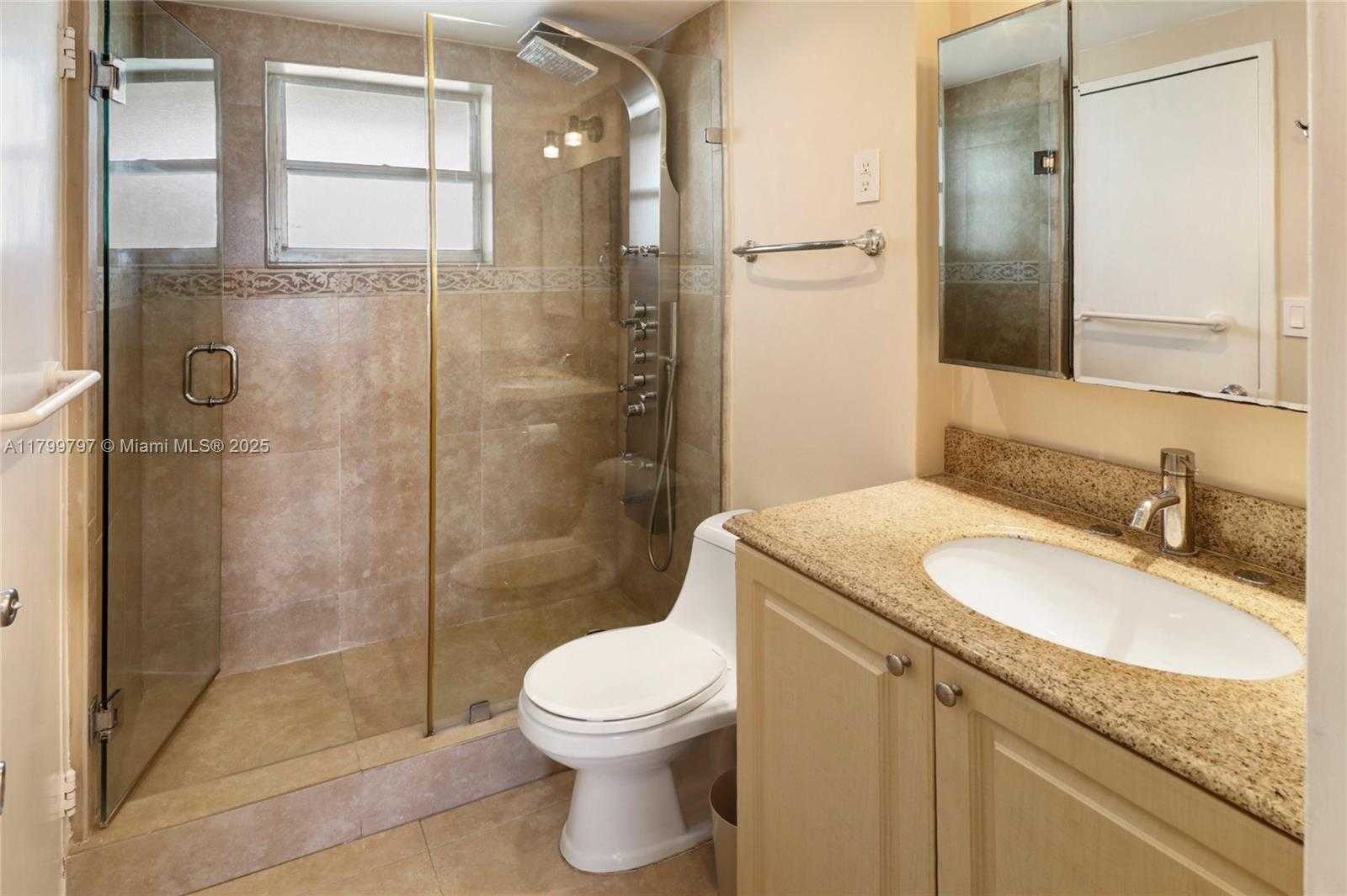 Small Image of 220 KINGS POINT DR #403, Sunny Isles Beach Number 17