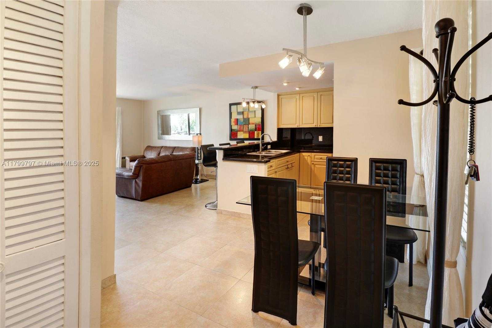 Small Image of 220 KINGS POINT DR #403, Sunny Isles Beach Number 7
