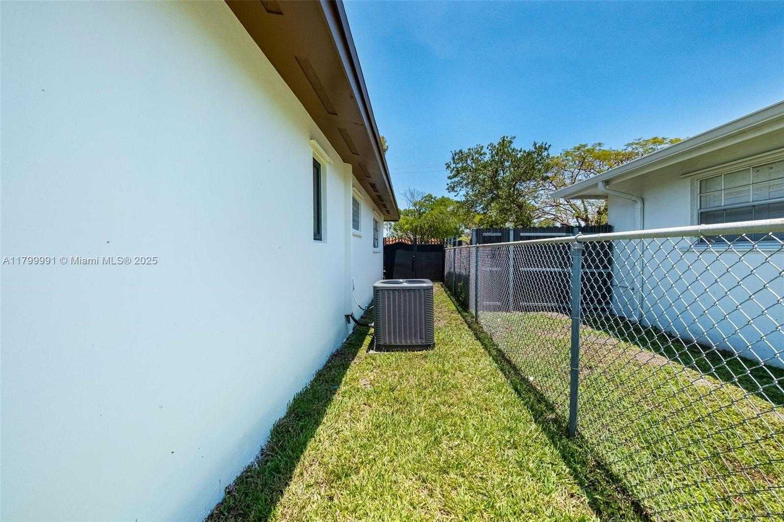 Small Image of 6310 SOUTH WEST 92ND AVE, Miami Number 30