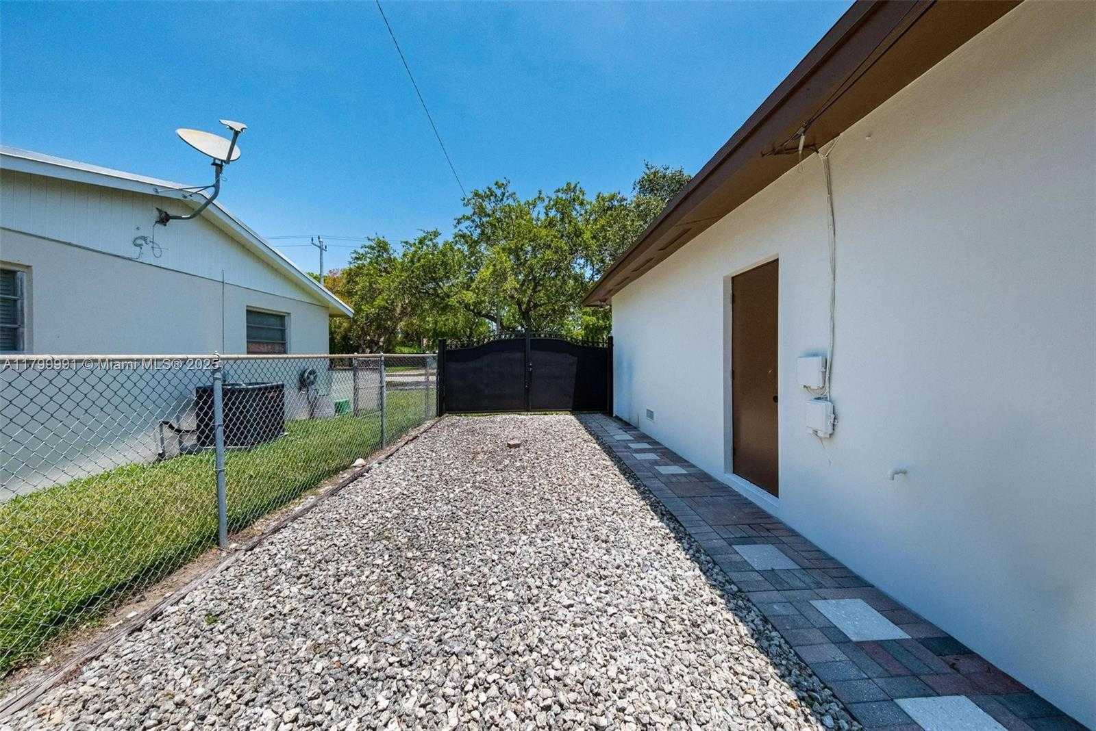 Small Image of 6310 SOUTH WEST 92ND AVE, Miami Number 37