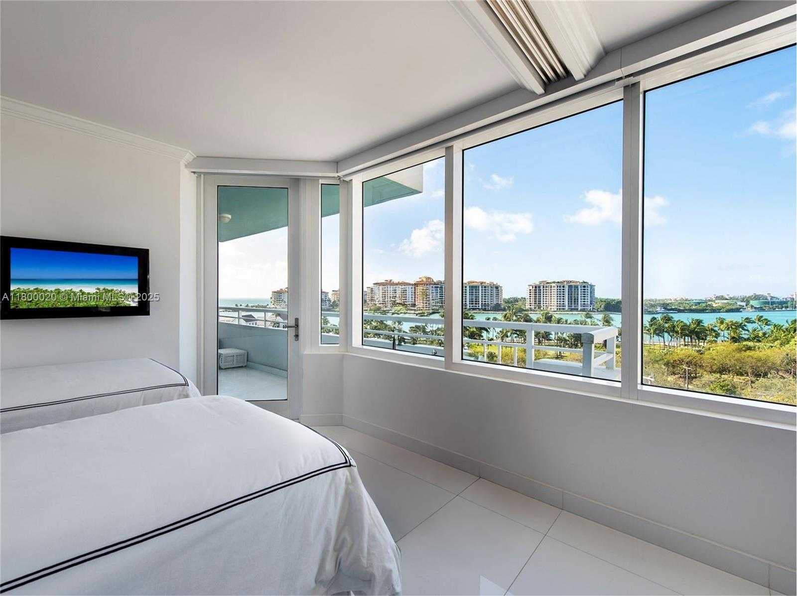Small Image of 400 SOUTH POINTE DR #605, Miami Beach Number 11