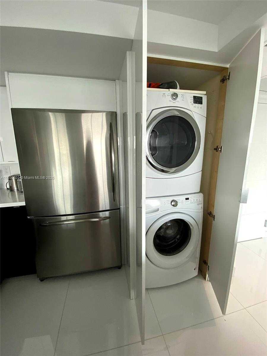 Small Image of 400 SOUTH POINTE DR #605, Miami Beach Number 18