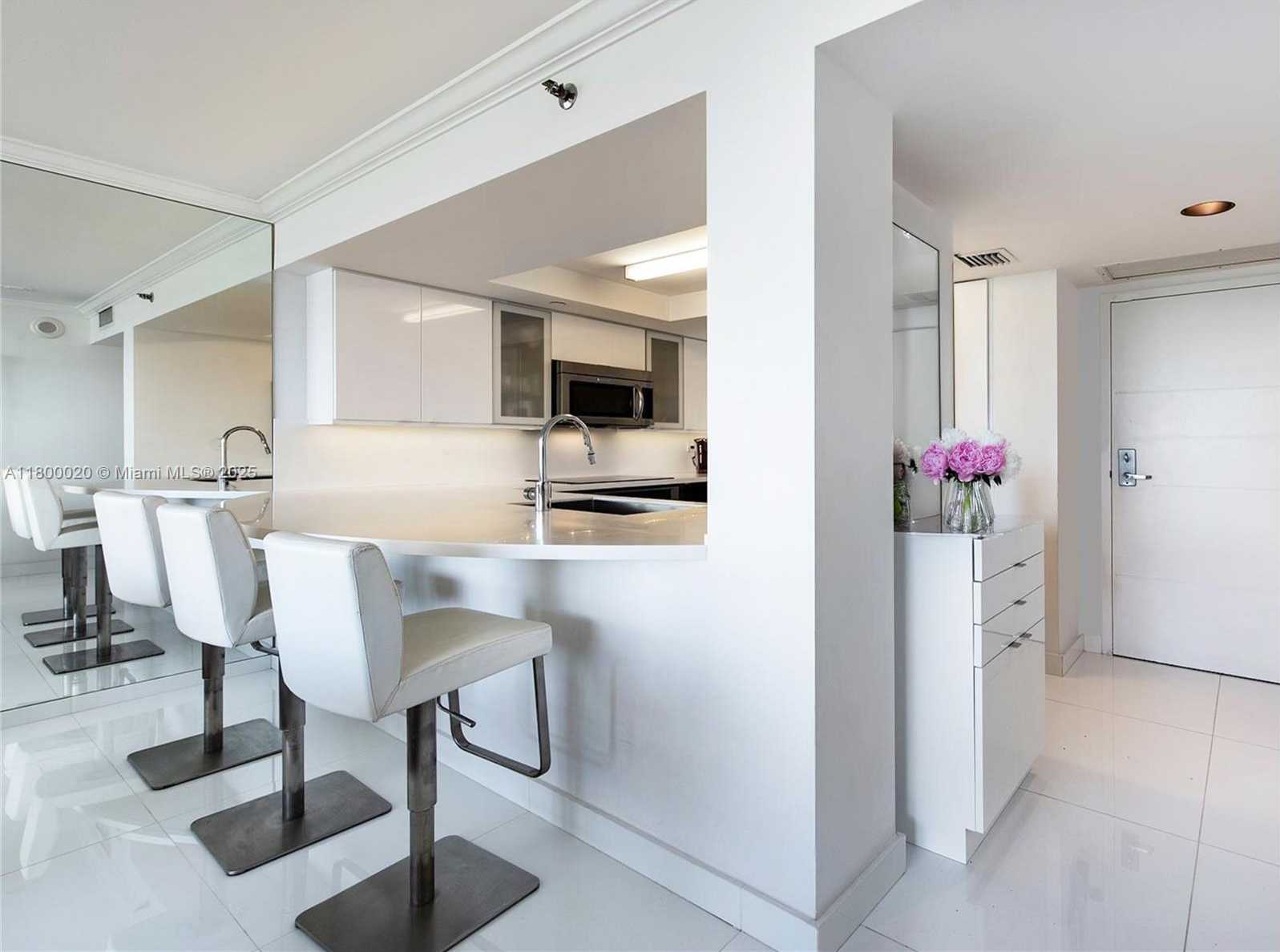 Small Image of 400 SOUTH POINTE DR #605, Miami Beach Number 2