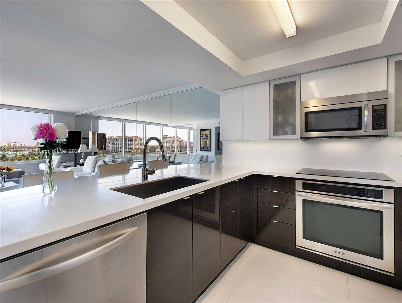 Small Image of 400 SOUTH POINTE DR #605, Miami Beach Number 3