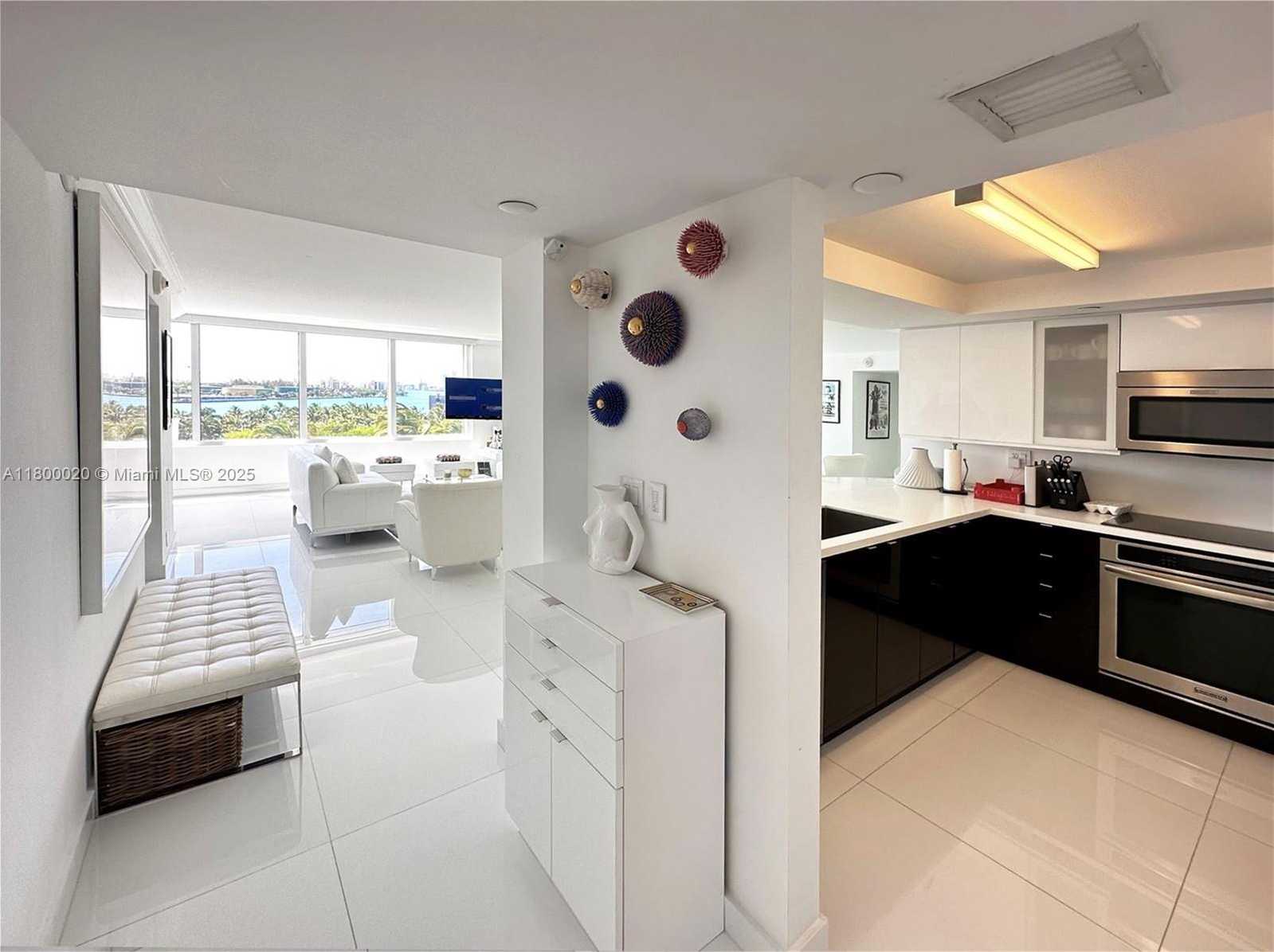 Small Image of 400 SOUTH POINTE DR #605, Miami Beach Number 4
