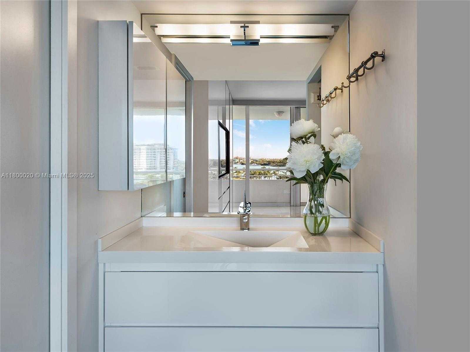 Small Image of 400 SOUTH POINTE DR #605, Miami Beach Number 7
