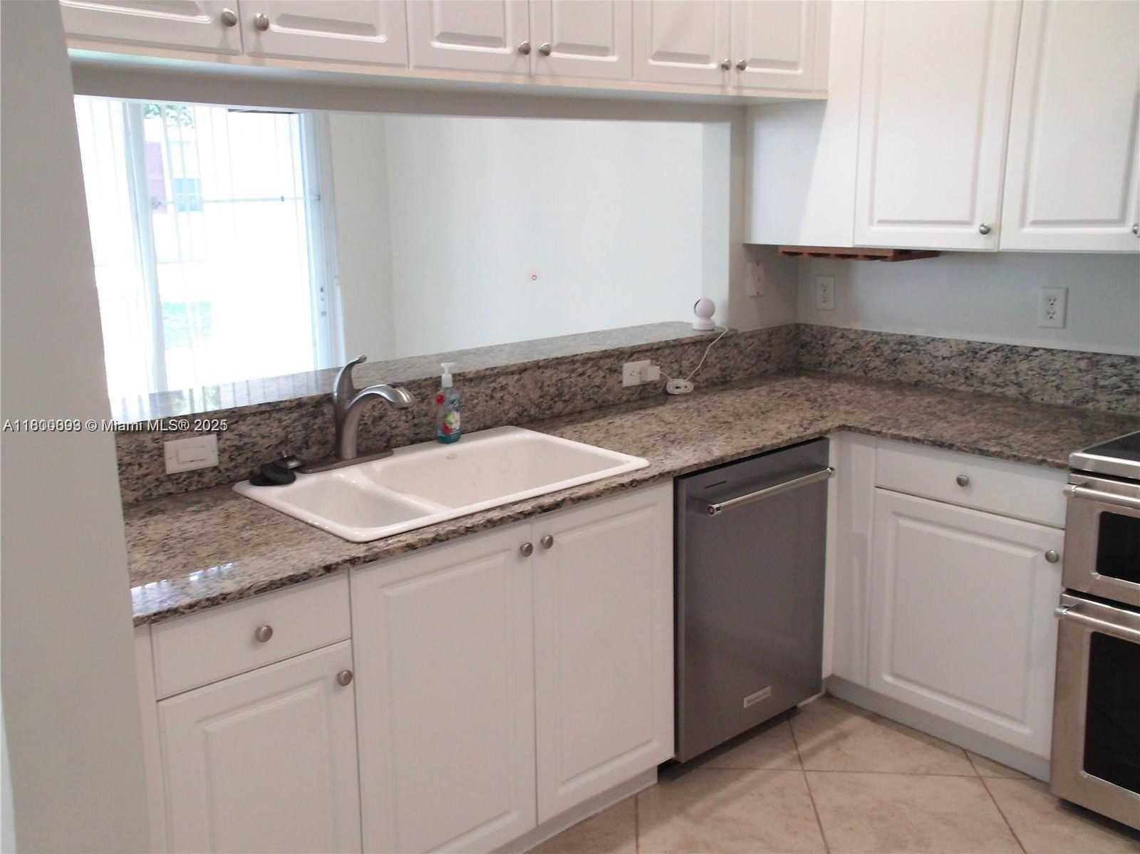 Small Image of 3371 LAKESIDE DR #27, Davie Number 16