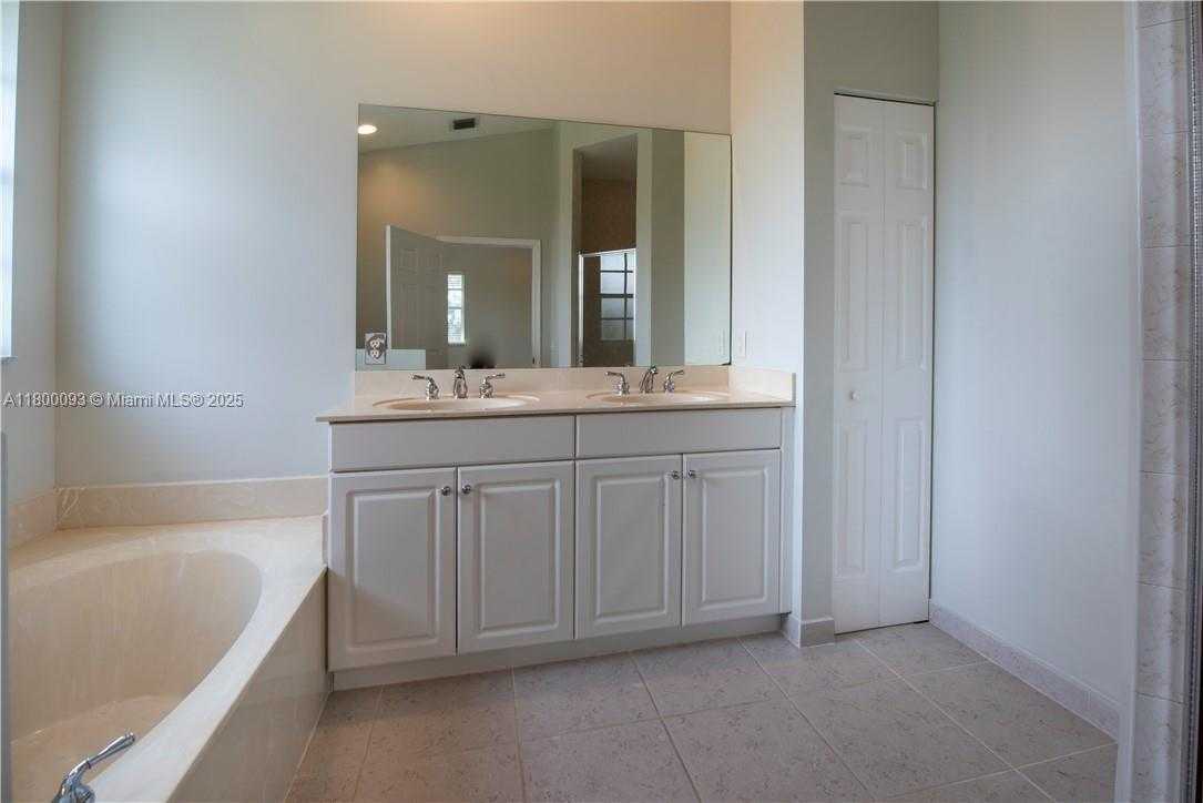 Small Image of 3371 LAKESIDE DR #27, Davie Number 19