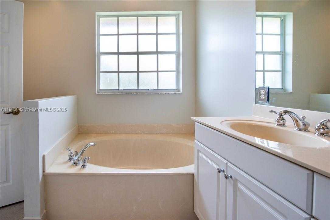 Small Image of 3371 LAKESIDE DR #27, Davie Number 20