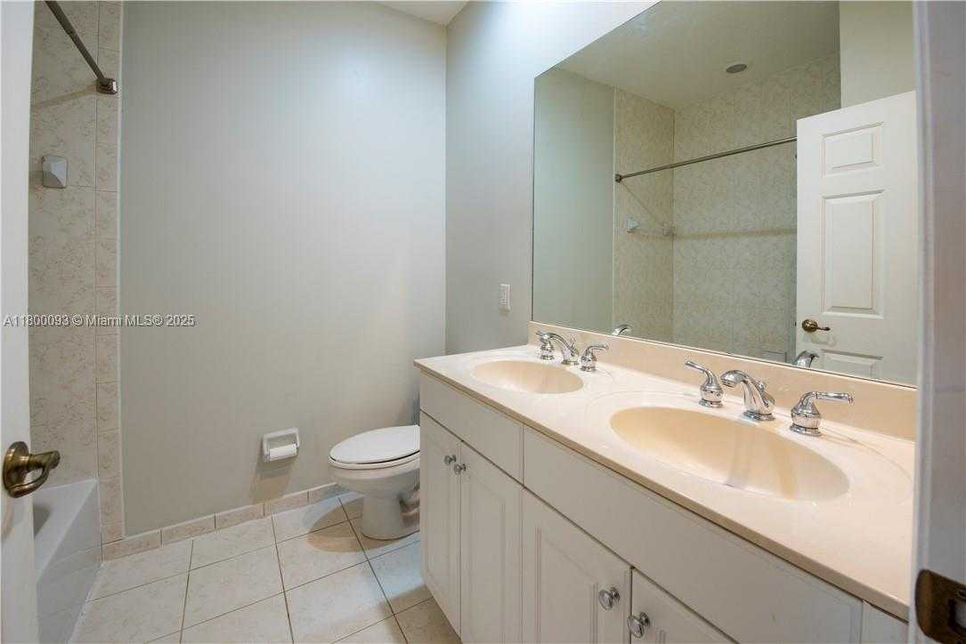 Small Image of 3371 LAKESIDE DR #27, Davie Number 24