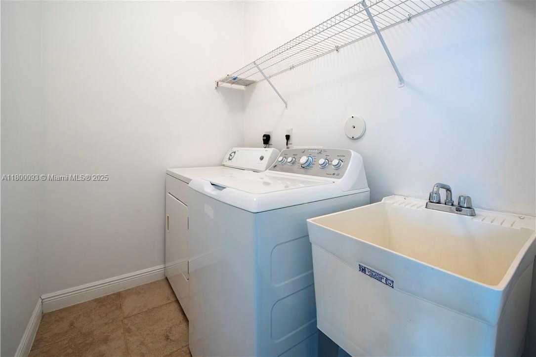 Small Image of 3371 LAKESIDE DR #27, Davie Number 25