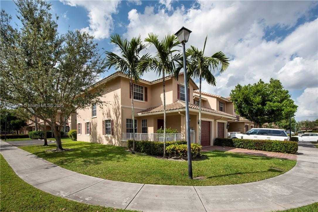 Small Image of 3371 LAKESIDE DR #27, Davie Number 3