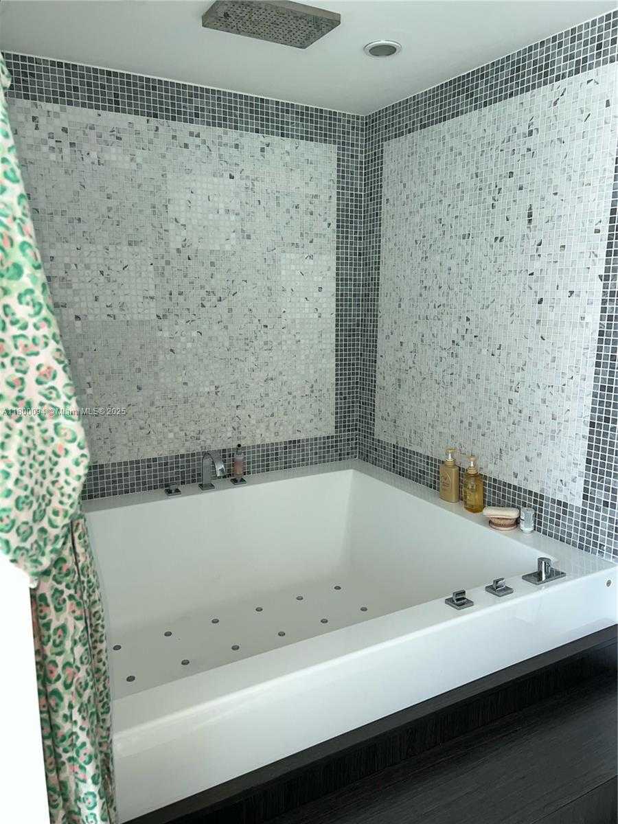 Small Image of 200 BISCAYNE BLVD WAY #3201, Miami Number 22