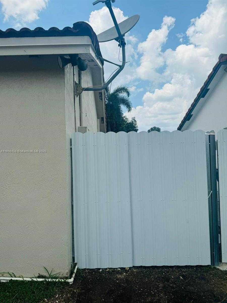 Small Image of 12601 SOUTH WEST 223RD ST #-, Miami Number 11