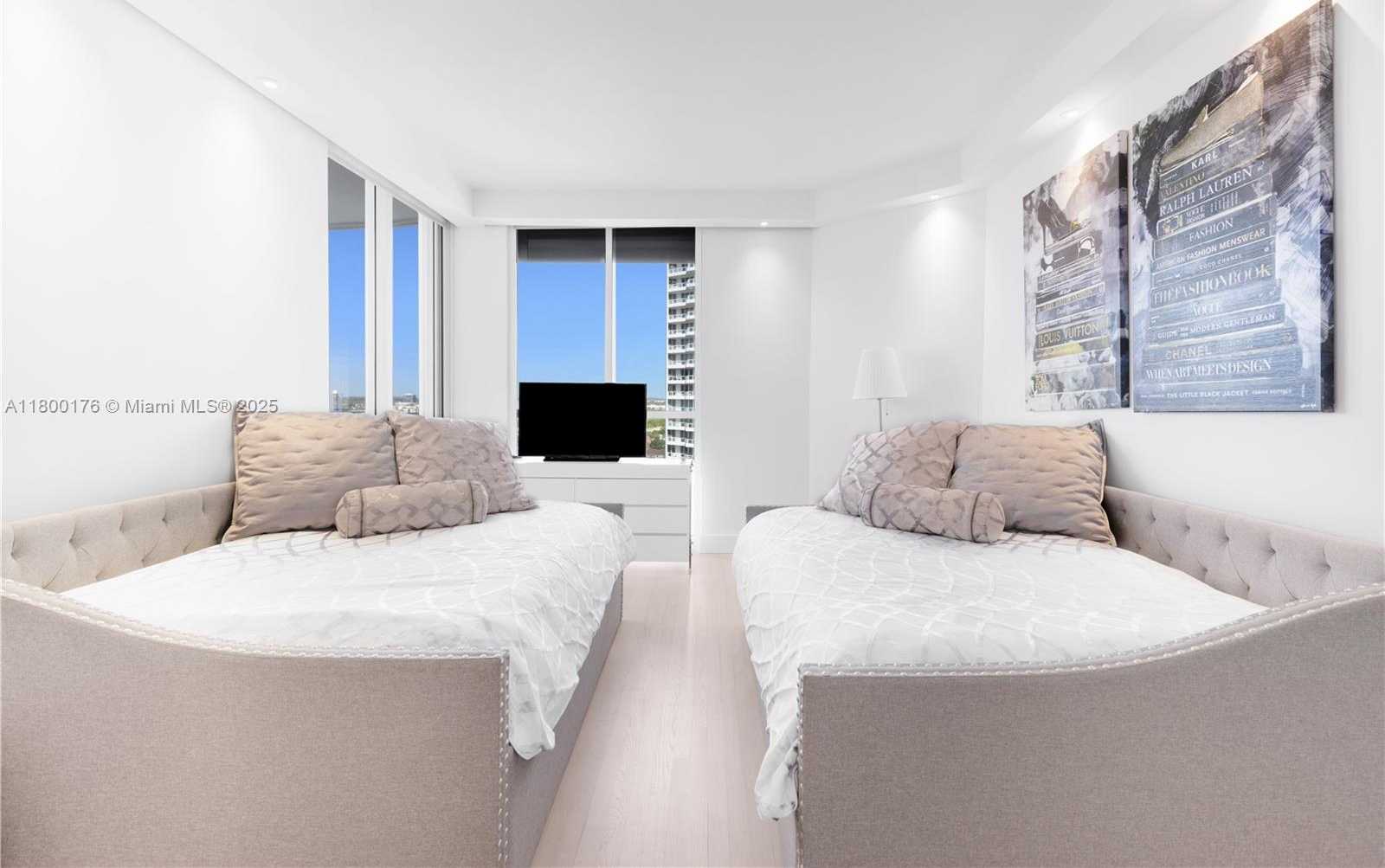 Small Image of 21050 POINT PL #1806, Aventura Number 19