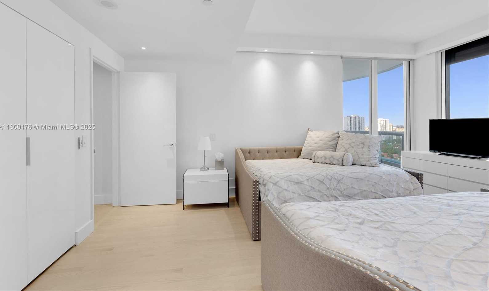 Small Image of 21050 POINT PL #1806, Aventura Number 22