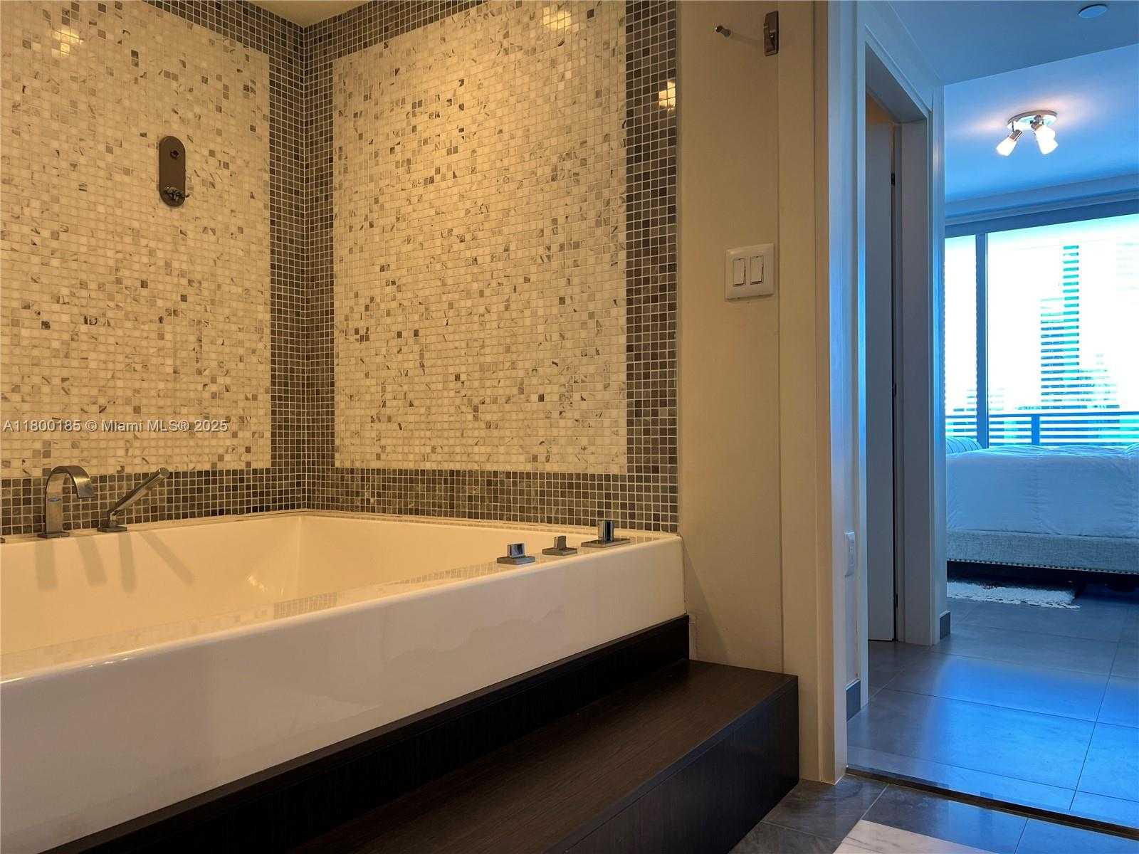 Small Image of 200 BISCAYNE BOULEVARD WAY #3610, Miami Number 17