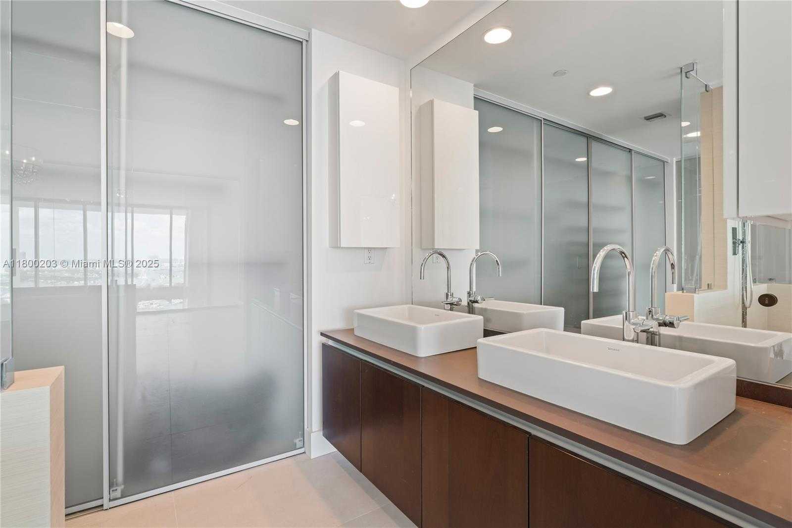 Small Image of 1040 BISCAYNE BLVD #3802, Miami Number 13