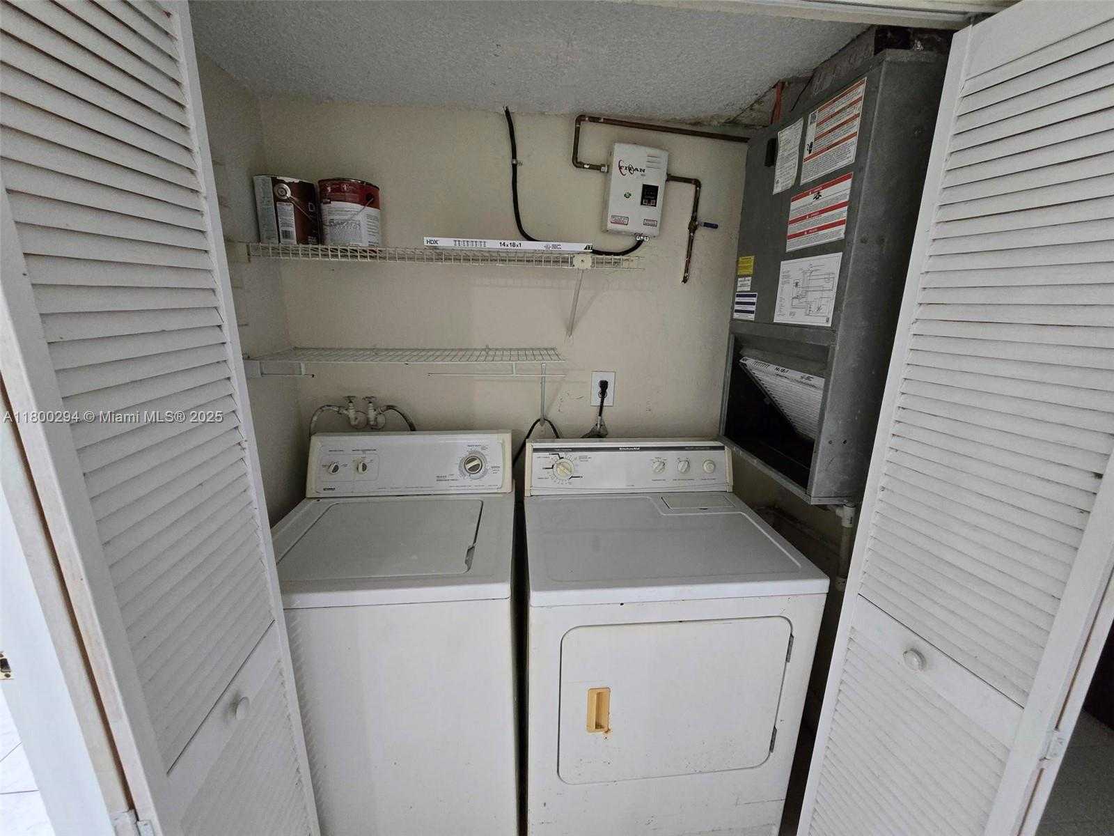 Small Image of 8255 LAKE DR #402, Doral Number 11