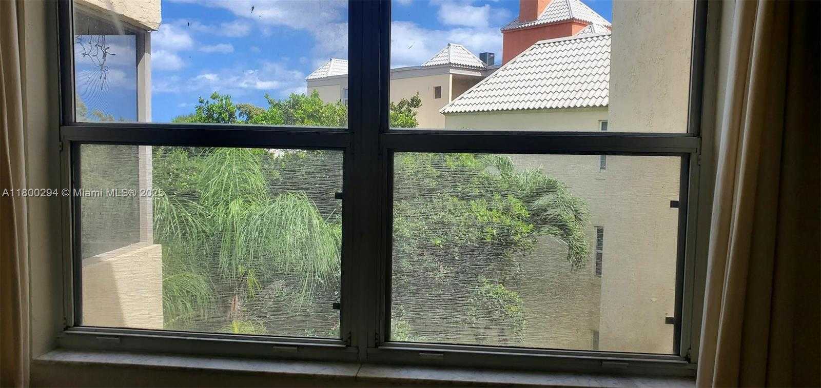 Small Image of 8255 LAKE DR #402, Doral Number 14