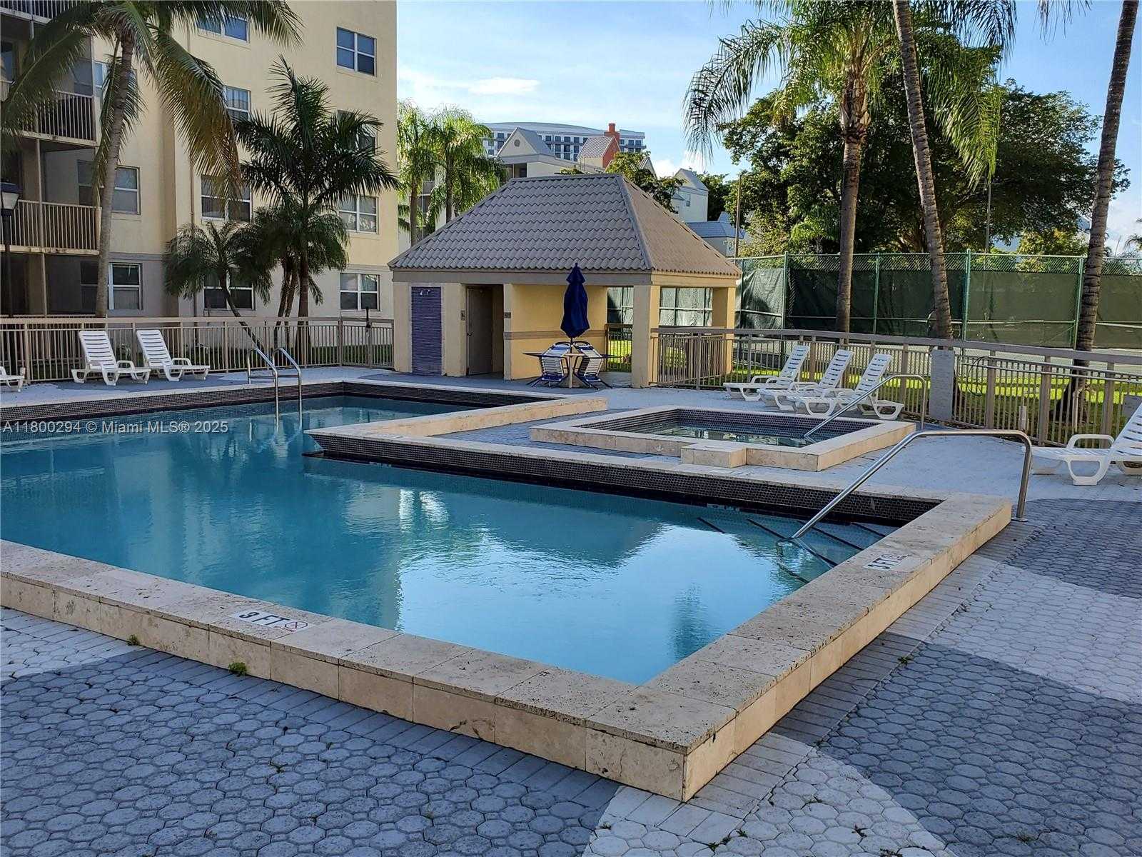 Small Image of 8255 LAKE DR #402, Doral Number 15
