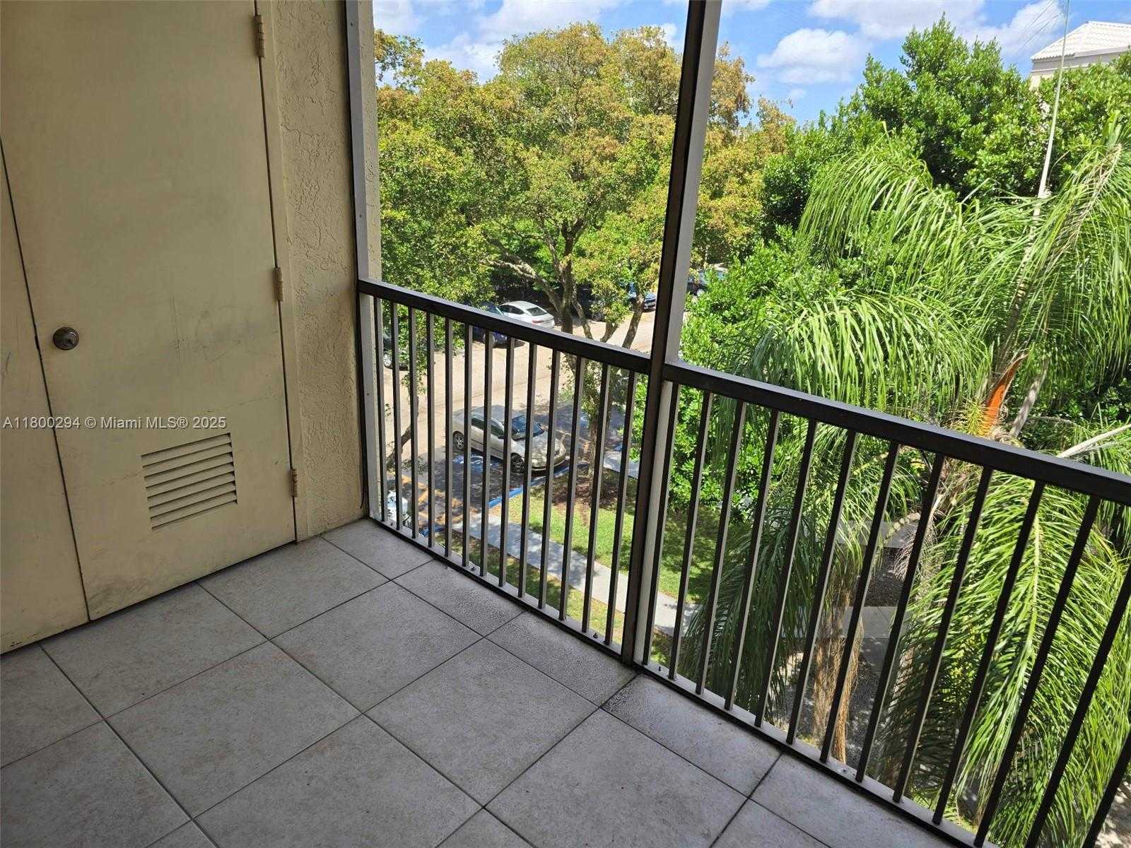 Small Image of 8255 LAKE DR #402, Doral Number 17