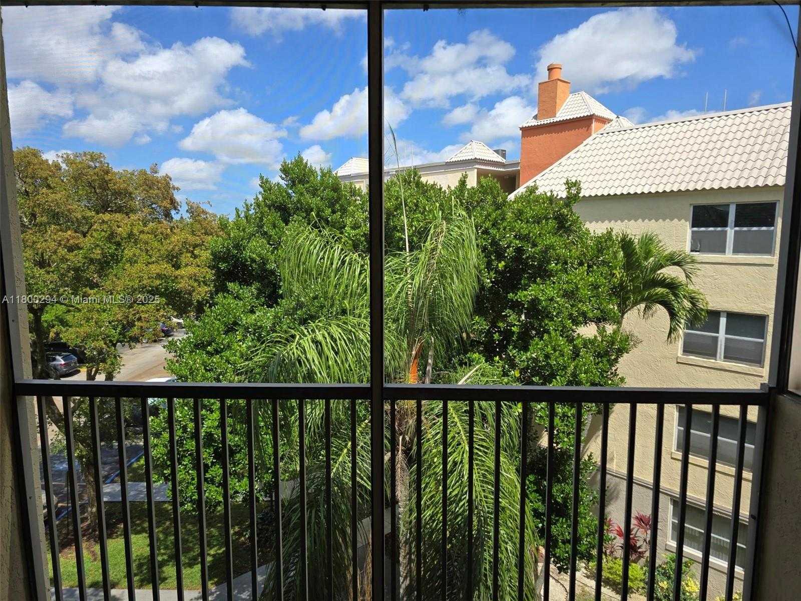 Small Image of 8255 LAKE DR #402, Doral Number 18