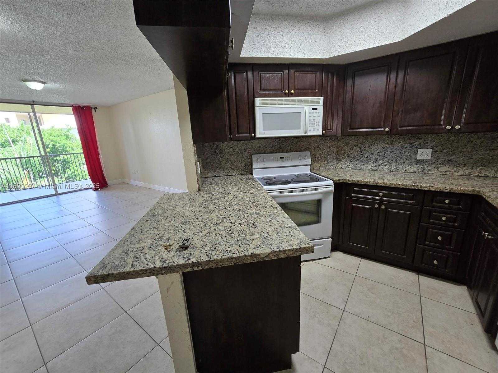 Small Image of 8255 LAKE DR #402, Doral Number 6