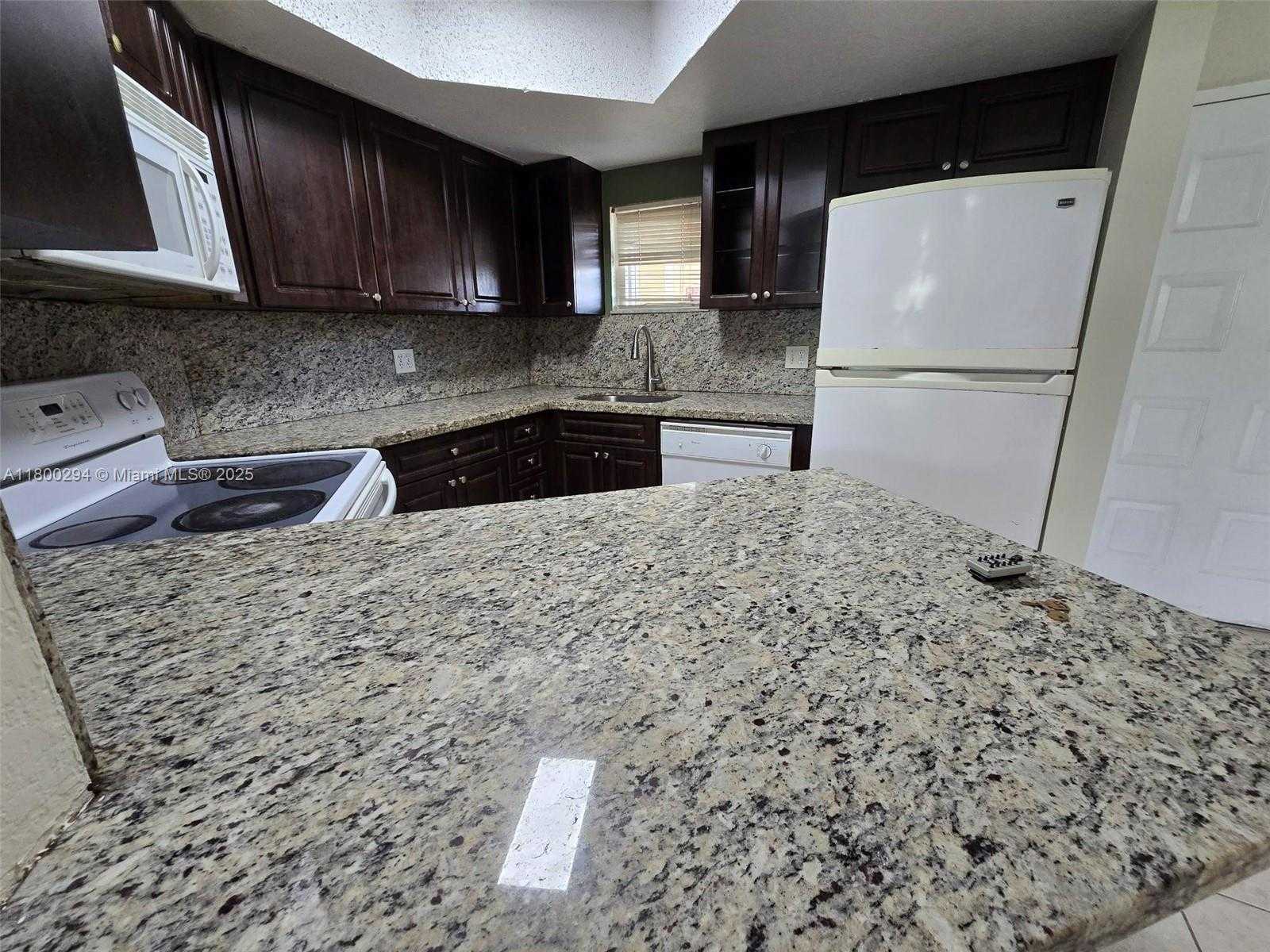 Small Image of 8255 LAKE DR #402, Doral Number 7