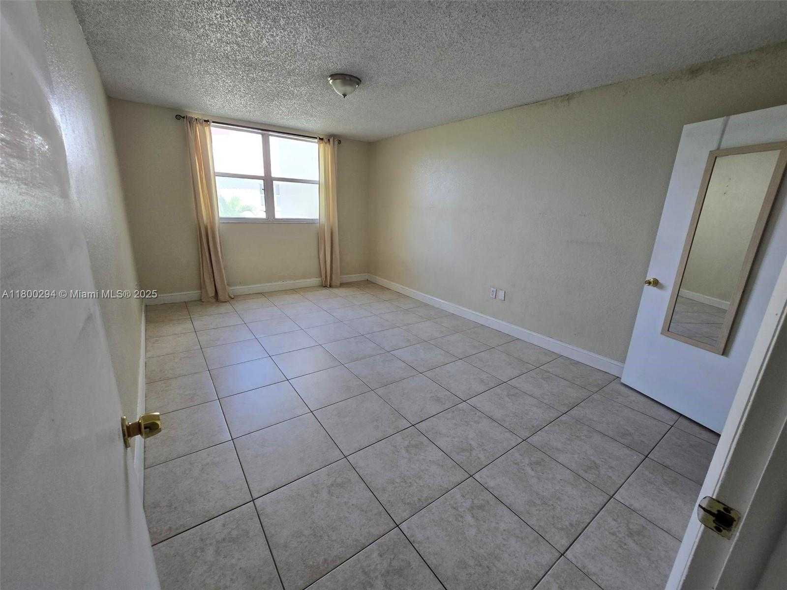 Small Image of 8255 LAKE DR #402, Doral Number 9