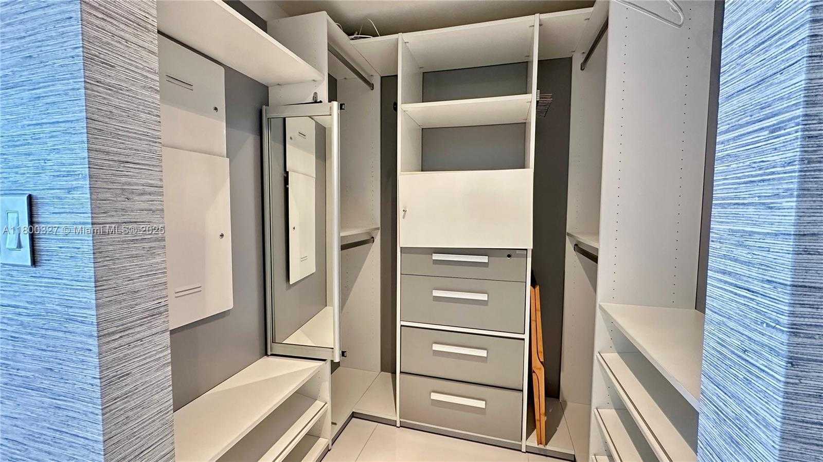 Small Image of 495 BRICKELL AVE #4403, Miami Number 17
