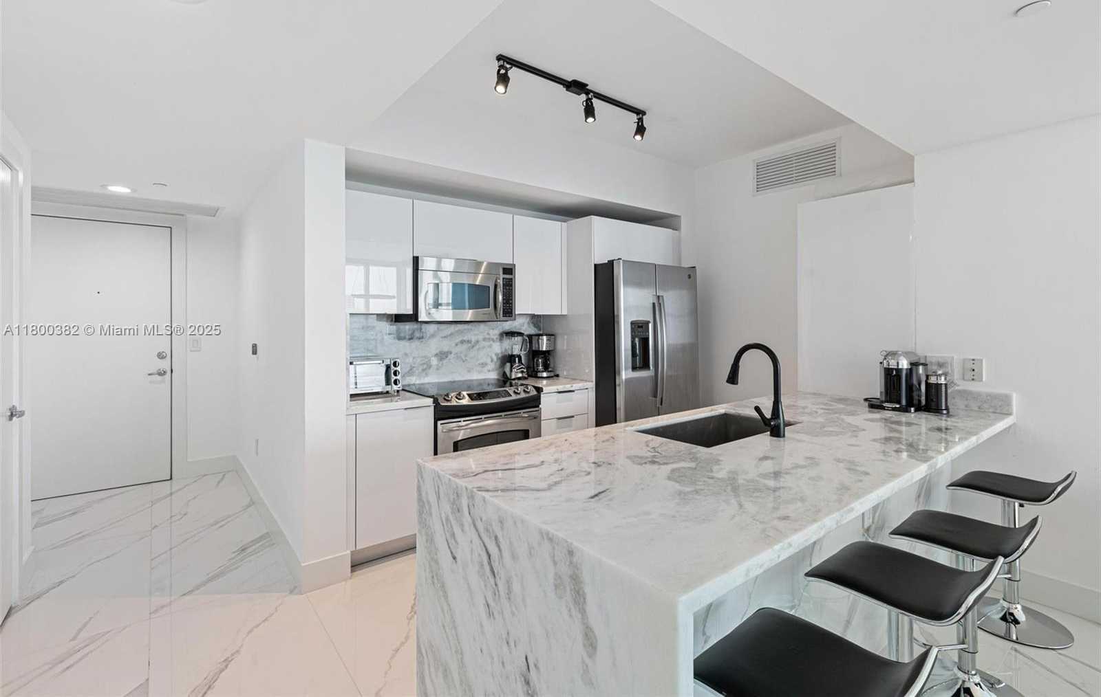 Small Image of 950 BRICKELL BAY DR #2210, Miami Number 14