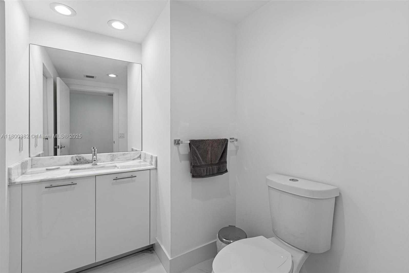 Small Image of 950 BRICKELL BAY DR #2210, Miami Number 19