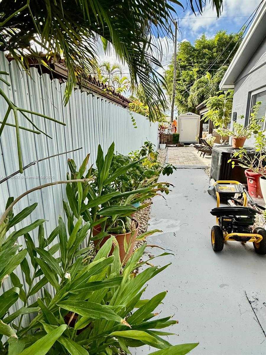 Small Image of 6202 SOUTH WEST 107TH AVE, Miami Number 31