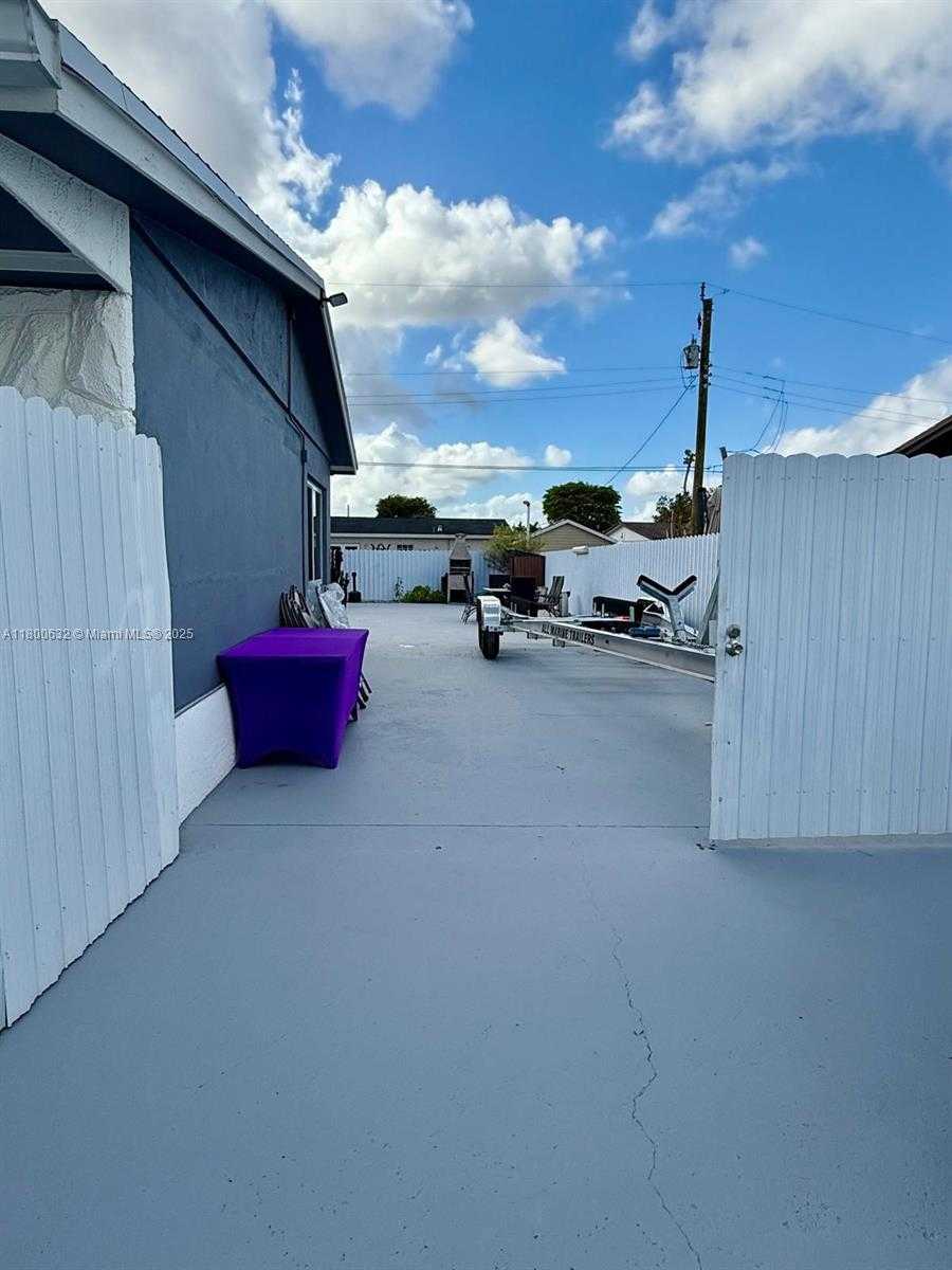 Small Image of 6202 SOUTH WEST 107TH AVE, Miami Number 33
