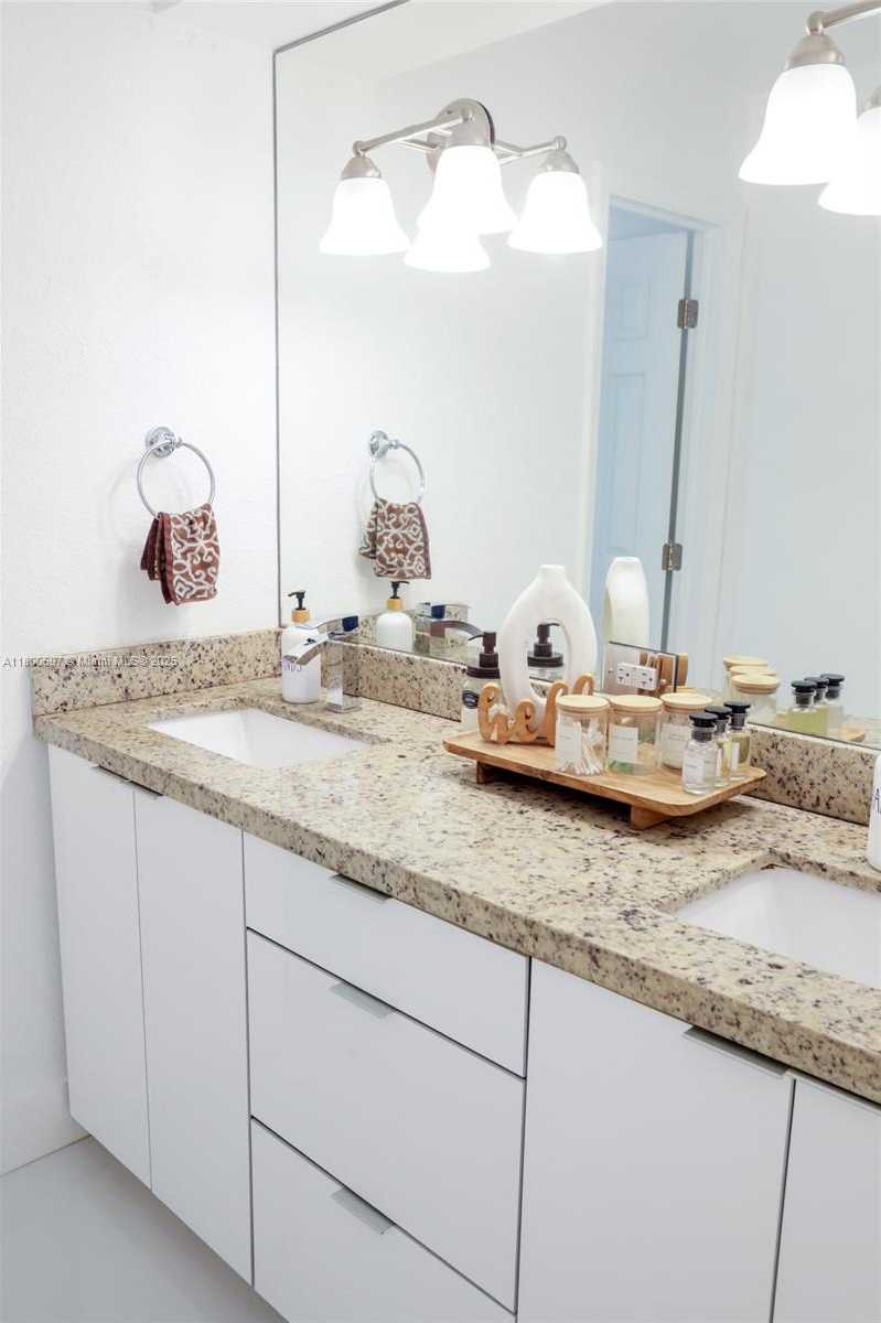 Small Image of 13561 SOUTH WEST 98TH PL, Miami Number 16