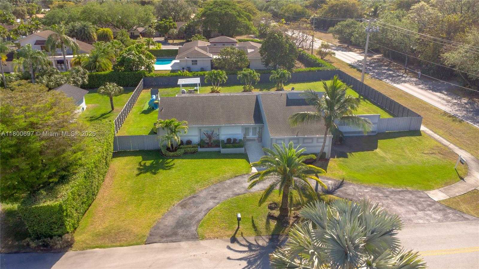 Small Image of 13561 SOUTH WEST 98TH PL, Miami Number 2