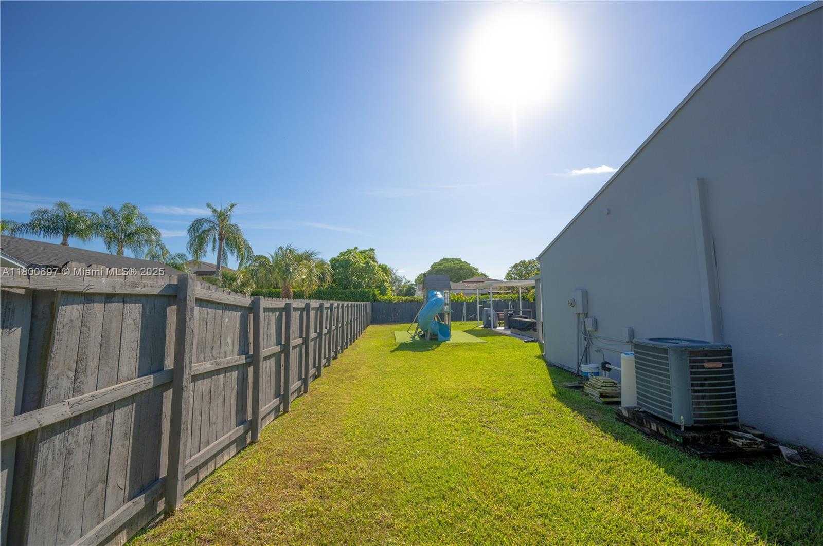 Small Image of 13561 SOUTH WEST 98TH PL, Miami Number 24