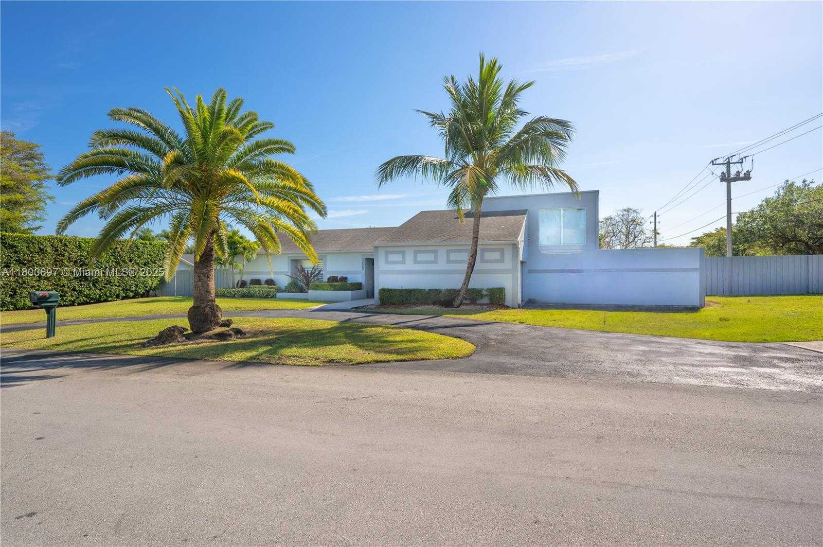 Small Image of 13561 SOUTH WEST 98TH PL, Miami Number 3