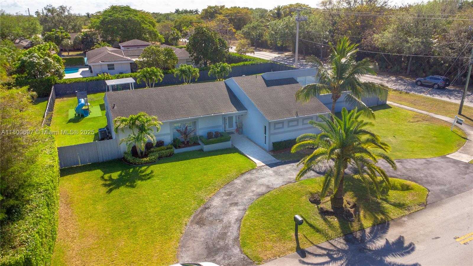 Small Image of 13561 SOUTH WEST 98TH PL, Miami Number 38