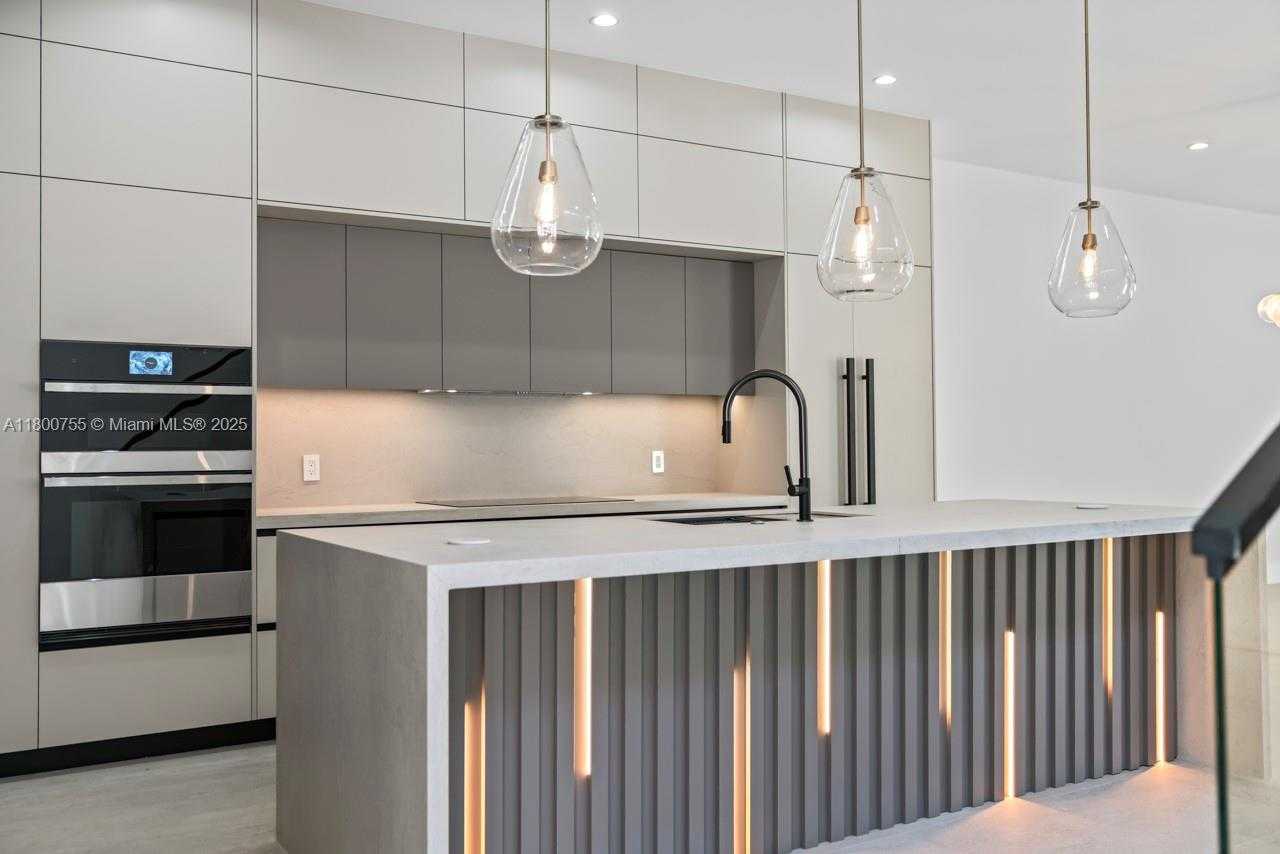 Small Image of 1812 MIAMI RD #B, Fort Lauderdale Number 3