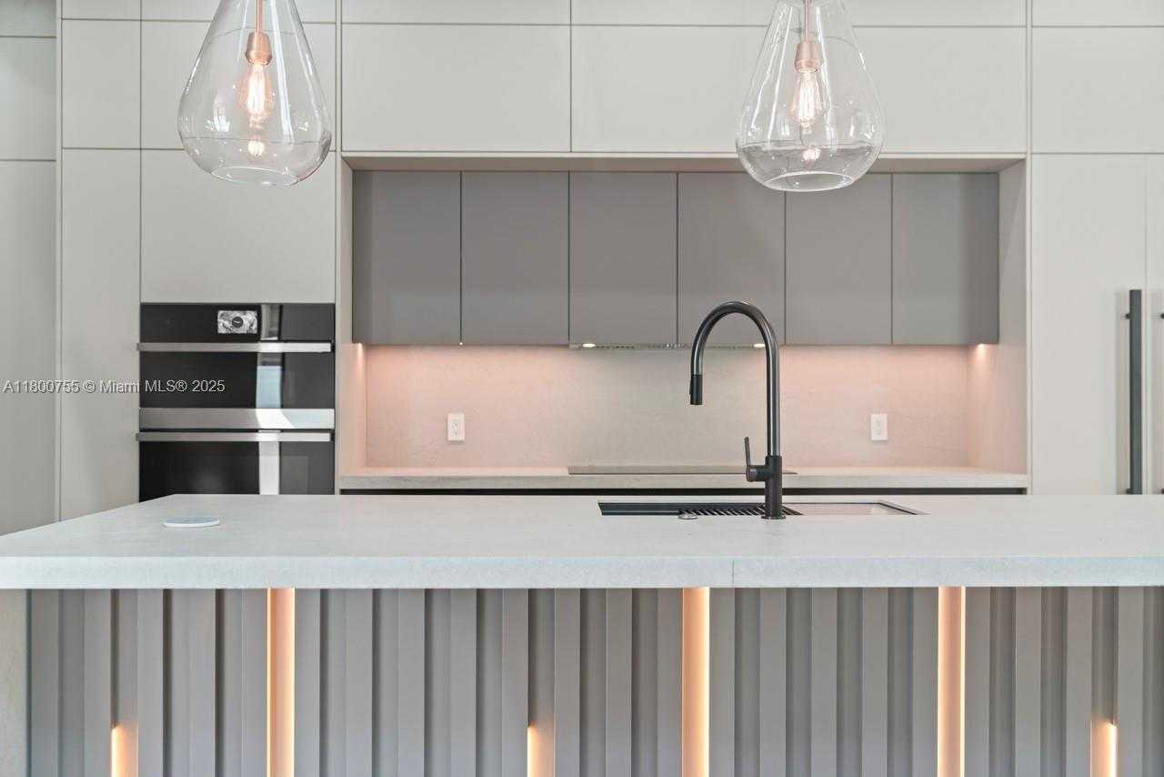 Small Image of 1812 MIAMI RD #B, Fort Lauderdale Number 5