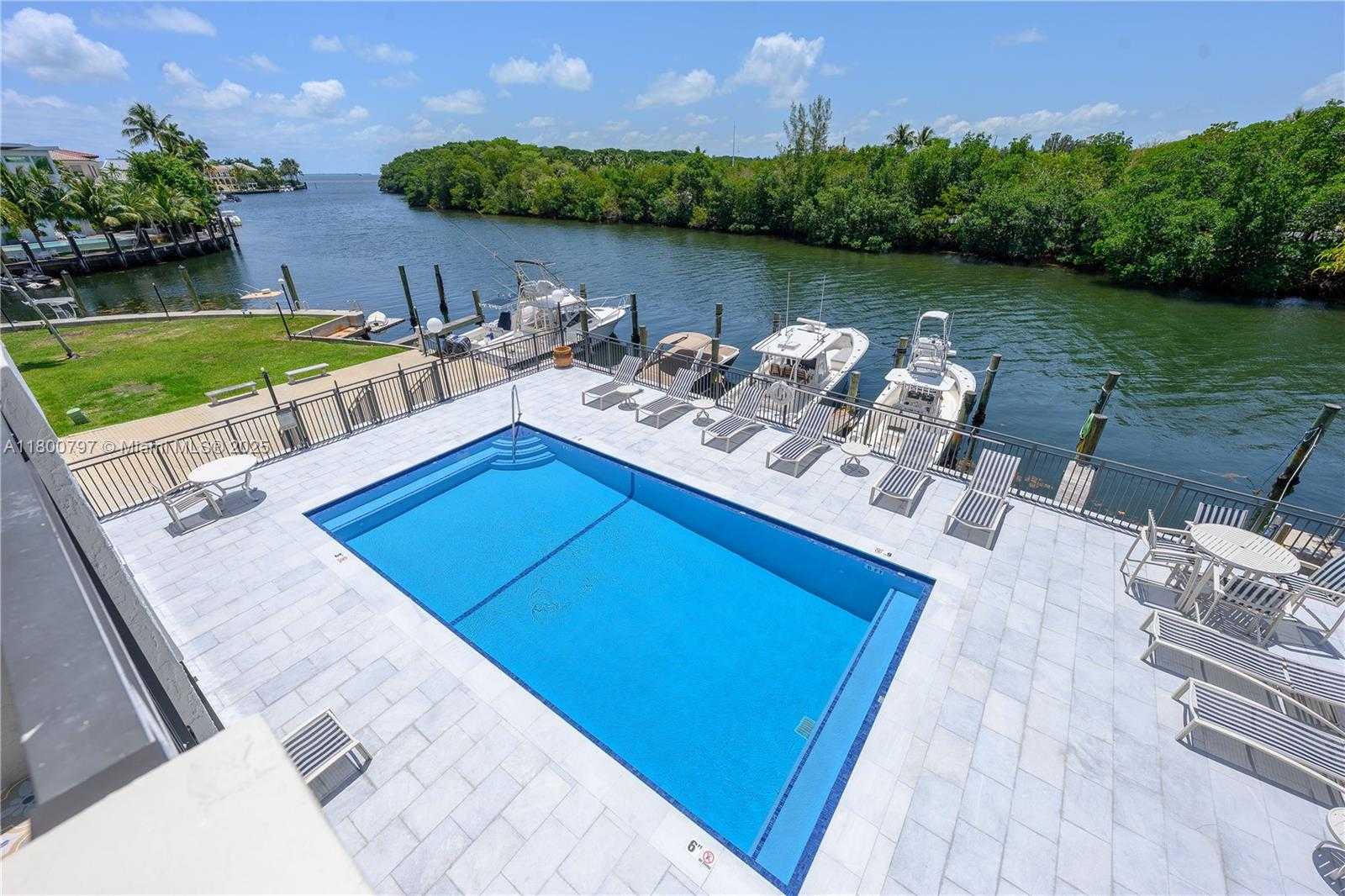 Small Image of 6901 EDGEWATER DR #328, Coral Gables Number 17
