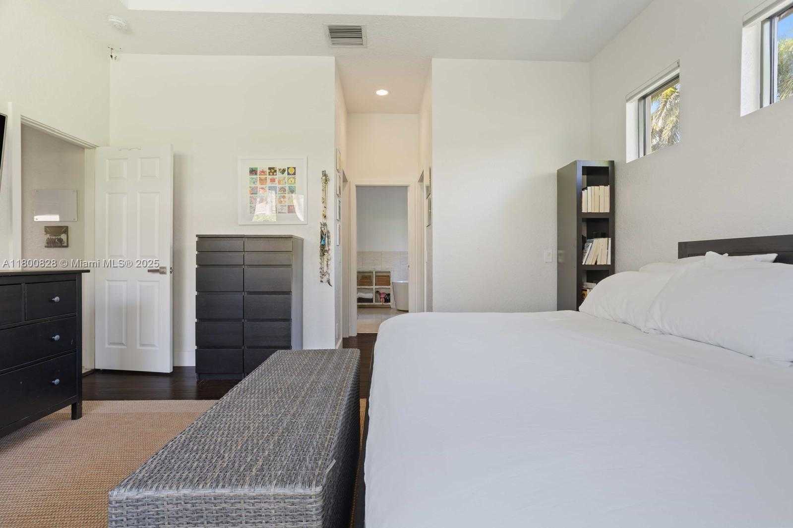 Small Image of 1846 HARBOR VIEW CIR #1846, Weston Number 23