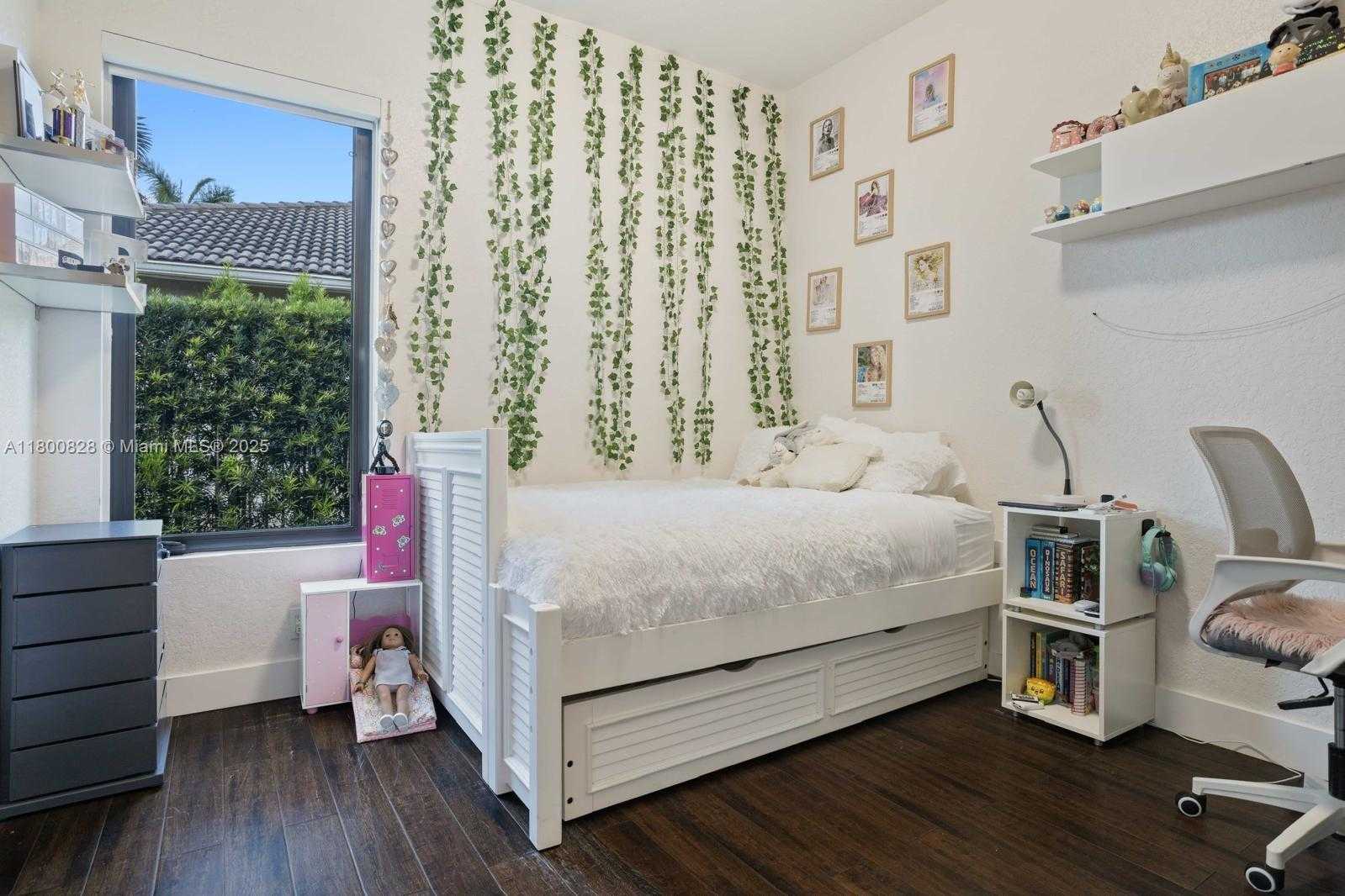 Small Image of 1846 HARBOR VIEW CIR #1846, Weston Number 33