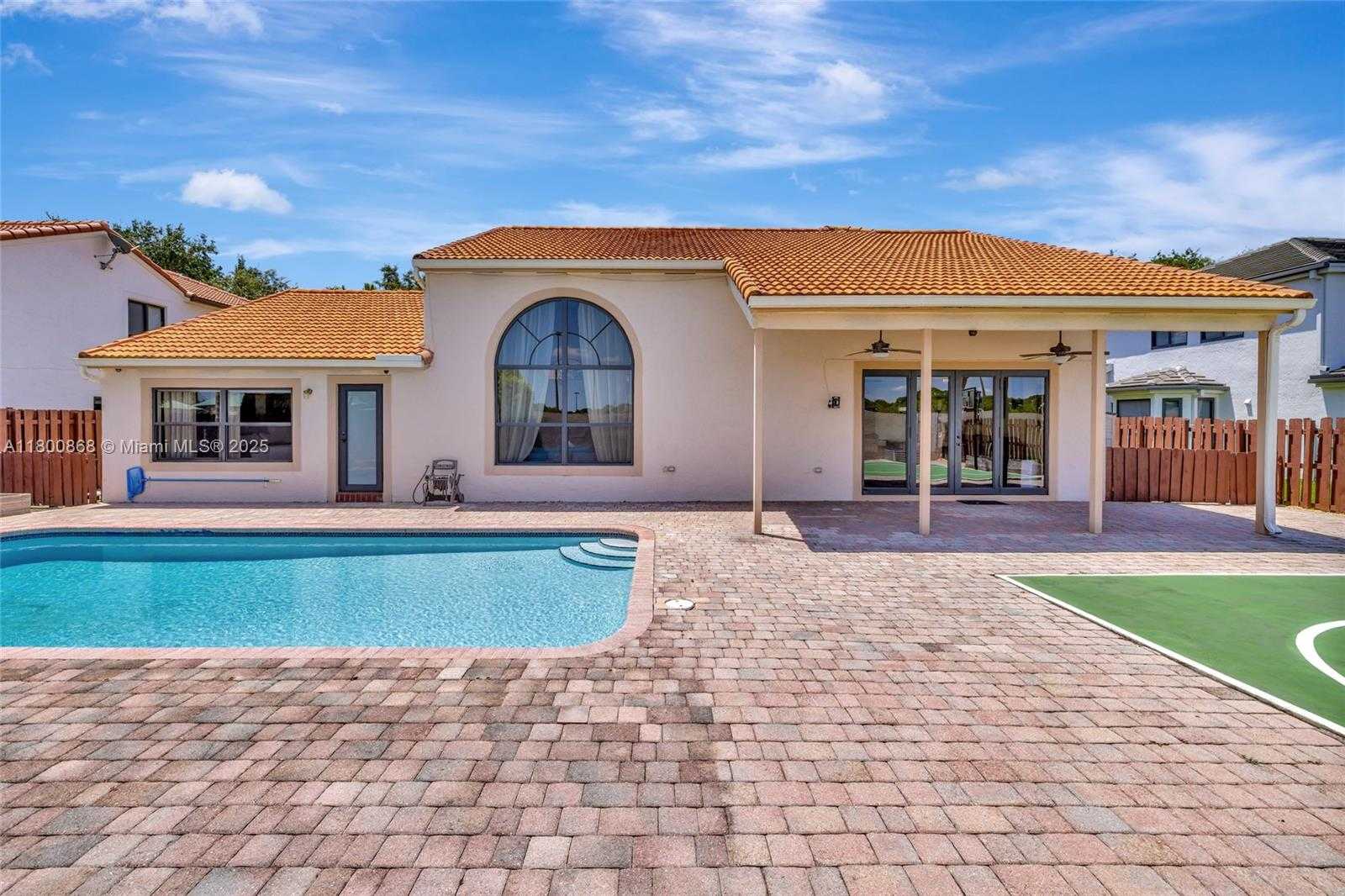 Small Image of 10425 BERMUDA DR, Cooper City Number 2