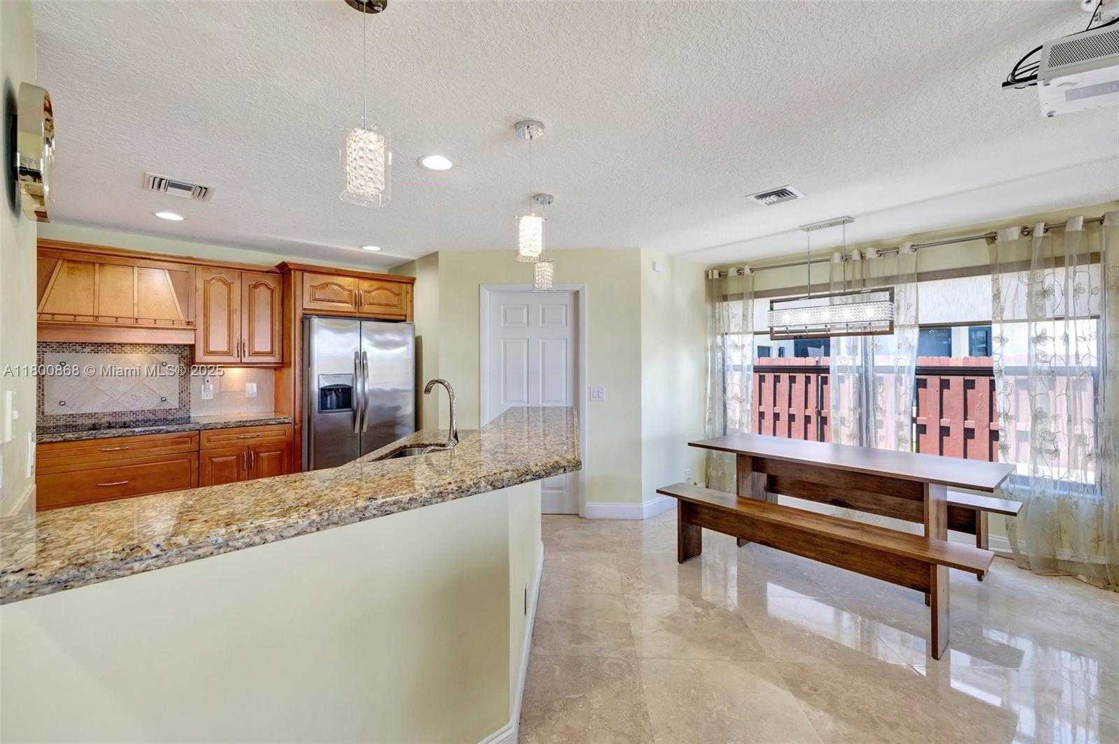 Small Image of 10425 BERMUDA DR, Cooper City Number 9
