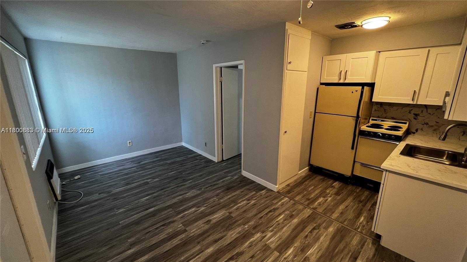 Small Image of 2211 LINCOLN ST #7, Hollywood Number 2