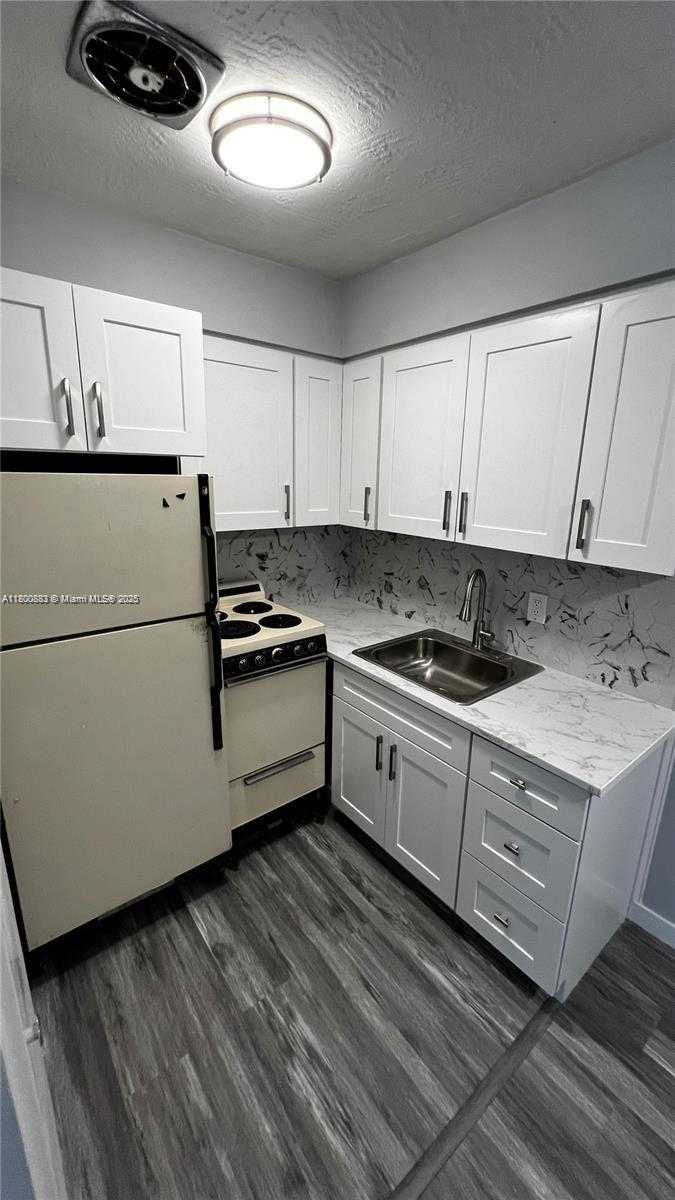 Small Image of 2211 LINCOLN ST #7, Hollywood Number 4