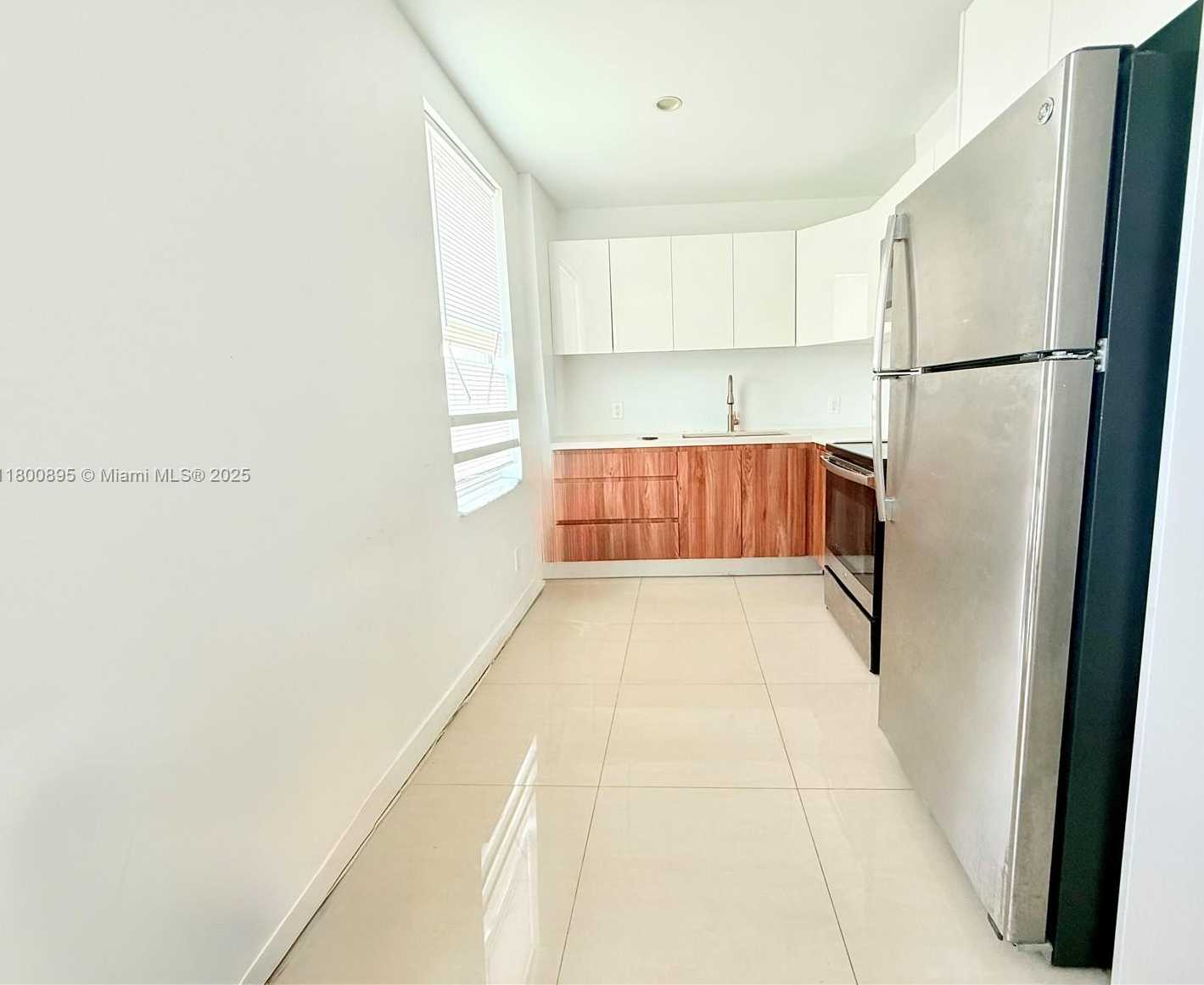 Small Image of 924 MARSEILLE DR #38, Miami Beach Number 2
